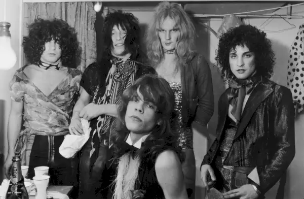Vaikutusvaltainen amerikkalainen glam rock -yhtye New York Dolls pukuhuoneessaan, 30. lokakuuta 1972. Seisovat vasemmalta oikealle: Jerry Nolan, Johnny Thunders, Killer Kane ja Sylvain Sylvain. Istuu: laulaja David Johannson.
