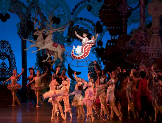 Balettiyhtiöt pitävät 'Pähkinänsärkijän' elossa suoratoistolla ja ulkoesityksillä