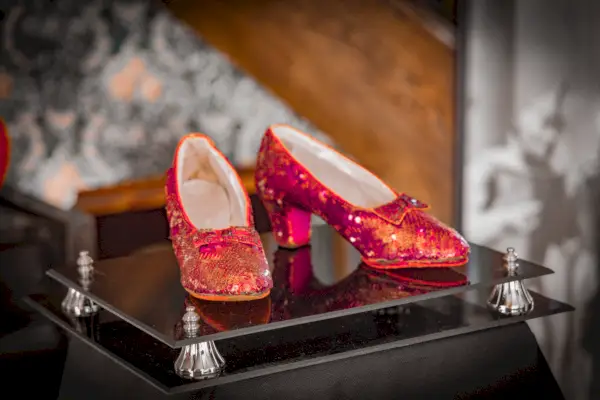 Dorothyn elpynyt 'Wizard of Oz' Ruby Slippers suuntaa huutokauppalohkoon