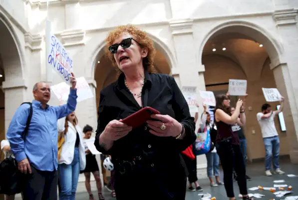 Nan Goldin Harvardin taidemuseoissa PAINin mielenosoittajien ympäröimänä