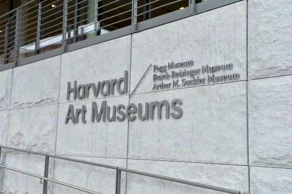 Harvard jatkaa Sacklerin sukunimen näyttämistä poistopyynnöistä huolimatta