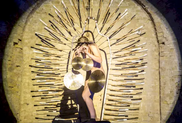 Arvostelu: Roman Grygoriv ja Illia Razumeikon 'Chornobyldorf' palaa kirkkaasti Prototype-festivaalilla