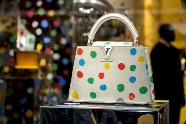 Yayoi Kusama -yhteistyö Louis Vuittonin kanssa Lontoossa