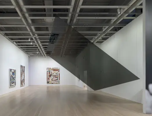 Taideinstallaatio suuresta vinottain suunnatusta suorakulmiosta