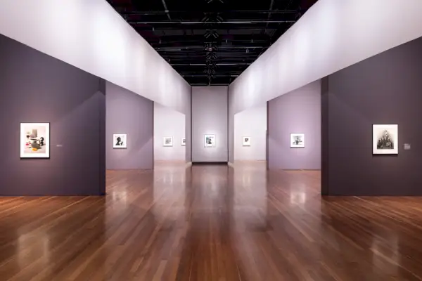 Laaja galleriatila eri sävyisillä putpleseinillä