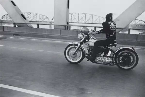 Mustavalkoinen kuva moottoripyörästä moottoritiellä