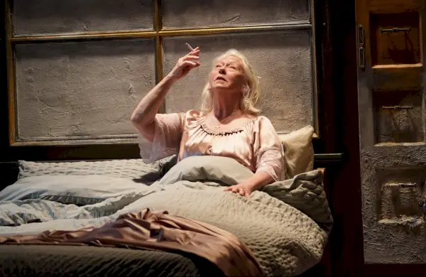 Marie Mullen beneeix 'The Saviour' amb una actuació imprescindible a la representació irlandesa