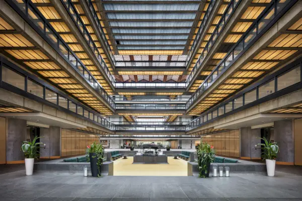 Suuri rakennuksen atrium, jota ympäröivät erilaiset kerrokset.