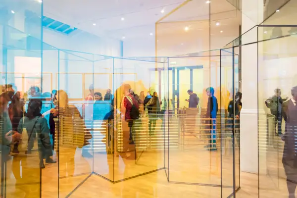 Ett time lapse-foto av människor i ett konstgalleri