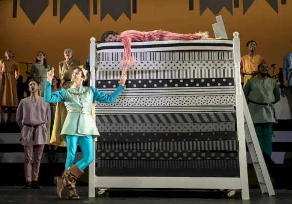 Michael Urie saa keskiaikaista (ja musikaalista) elokuvissa 'Spamalot' ja 'Once Upon a Pattress'