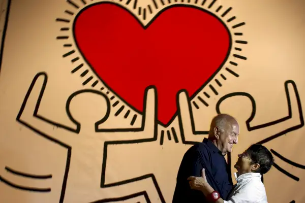 Abbraccio di coppia davanti al grande murale