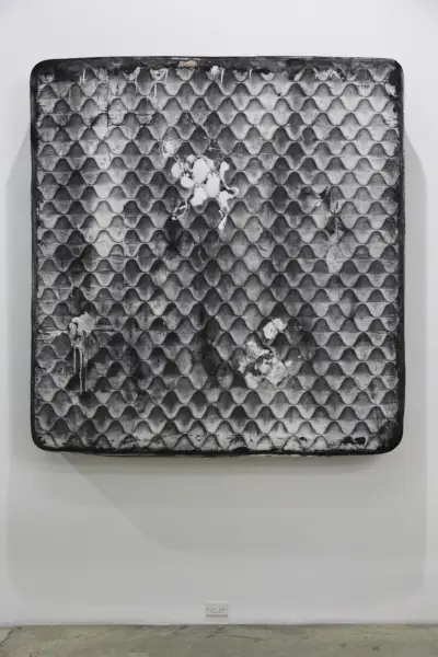 Calco in silicone di materasso appeso alla parete della galleria