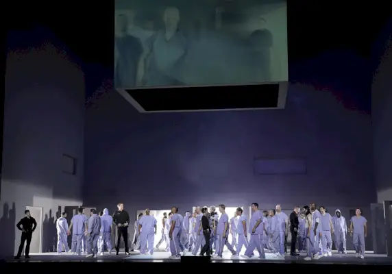 Näyttelijät oopperassa lavalla