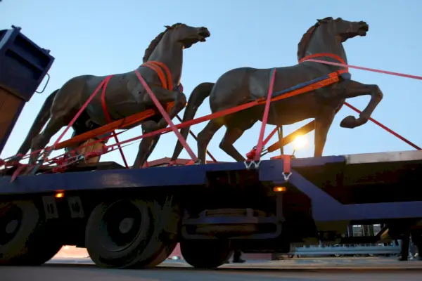 Hitlerin pronssihevospatsaat eivät enää kuulu yksityiselle keräilijälle