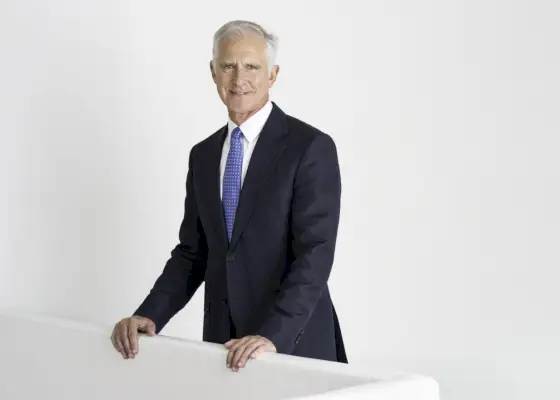 Mies puku seisoo valkoista taustaa vasten