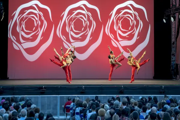 Ballerini su un palco rialzato all'aperto davanti a un pubblico
