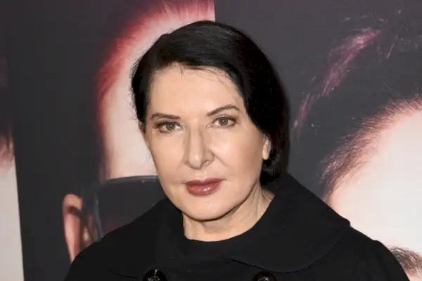 Marina Abramović rikkoo hiljaisuuden satanistiksi leimautumisesta