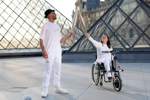 Artist JR:lle Pariisin olympiatulen kantaminen Louvreen oli tunnekokemus