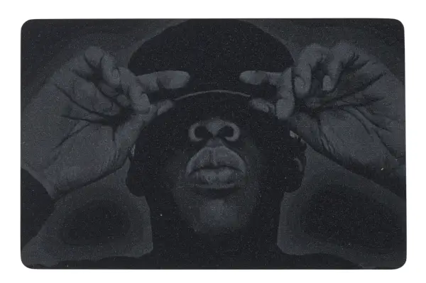 Kirjastokortti, jossa on kuva Jay Z:sta pitelemässä käsiään hattuaan vasten