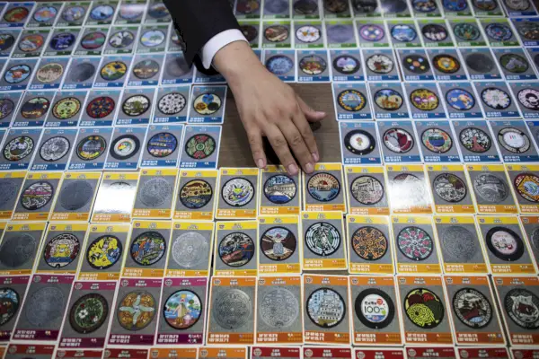 Käsi kurottautuu keräilykorttien päälle, jossa on kaivot