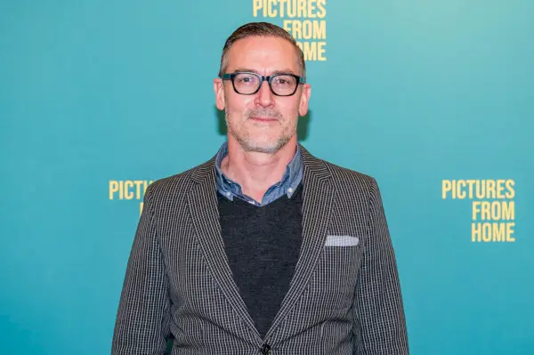 Kuinka näytelmäkirjailija Sharr White rakensi Broadwayn kotimaisen draaman perhekuvista