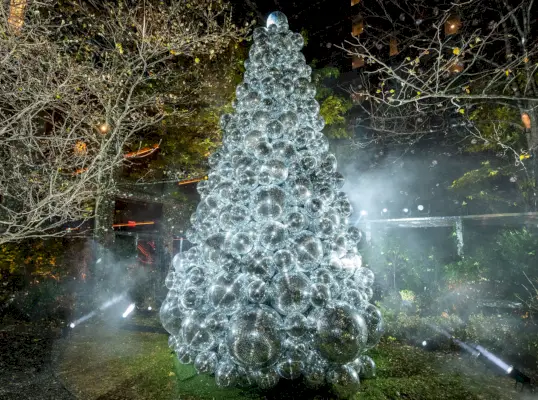 Diskopalloista tehty joulukuusi