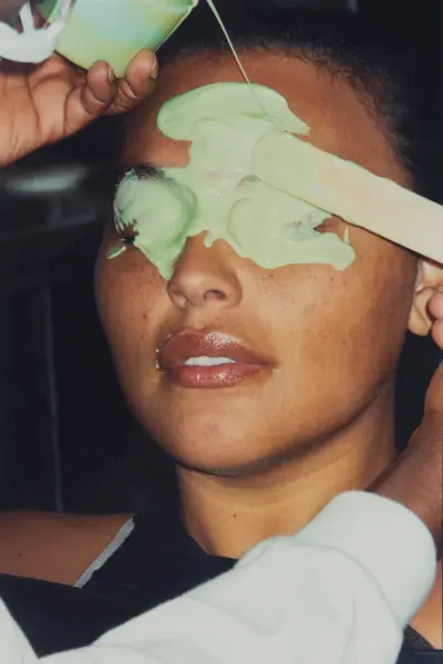 Un'immagine ravvicinata di una donna