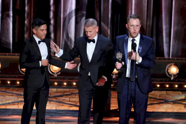 Hunter Arnold lavalla kahden muun miehen kanssa vastaanottamassa palkintoa