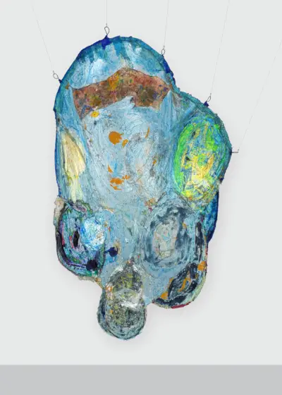 Rzeźba ścienna przypominająca kolorowy, amorficzny blog