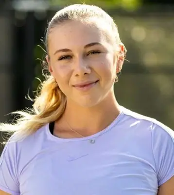 Il corpo di Amanda Anisimova misura la dimensione del peso