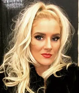 Reggiseno pesante di lacey evans delle misurazioni del corpo