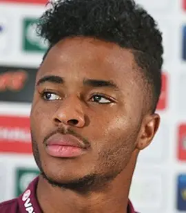 Raheem Sterling misura le dimensioni della scarpa per dimensioni di pera
