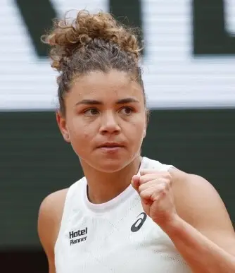 Il corpo di Jasmine Paolini misura la dimensione del peso della scarpa statistica