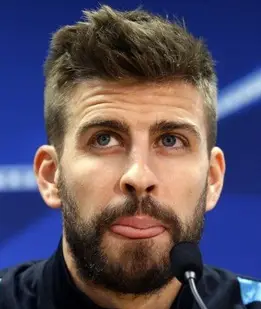 Gerard Piqué misura i dati delle dimensioni del peso del pionge corporeo