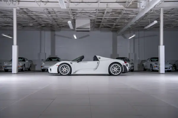 Uma coleção misteriosa de 56 Porsches brancos raros vai a leilão