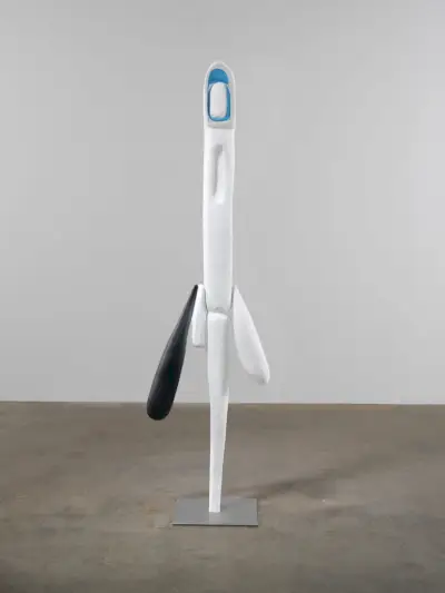 Grande scultura a palo bianco con varie appendici attaccate