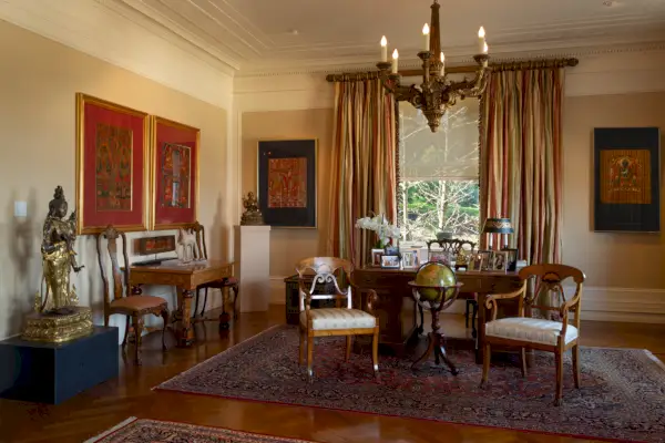 Salon wypełniony obrazami i rzeźbami