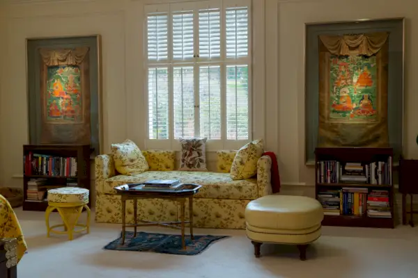 Pokój dzienny z obrazami wiszącymi na ścianie za kanapą