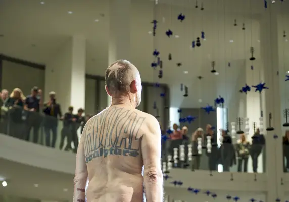 Schiena tatuata di un uomo anziano