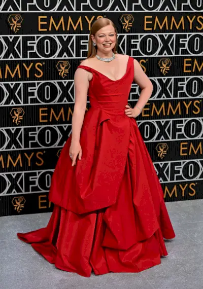 US-VIHDE-TV-PALKINNOT-EMMY-SAAPUMUKSET-PUNAINEN MATTO