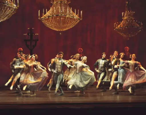 Ryhmä tanssijoita hienossa puvussa