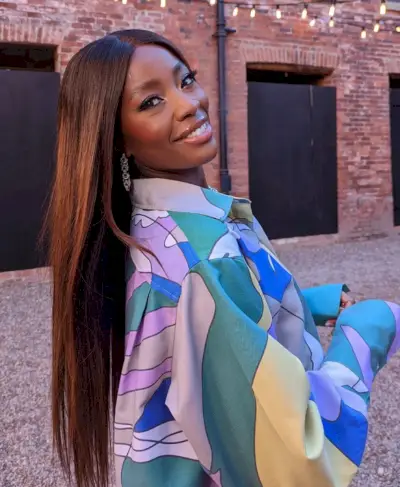 AJ siirtyi pitkistä sileistä hiuksistaan ​​lyhyeen terävään hiukseensa