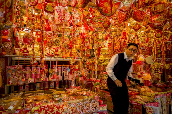 Halpa valkoinen kaveri kohtaa Lai Seen, kiinalaisen tavan antaa rahaa pois