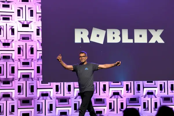 David Baszucki stoi przed znakiem Roblox.