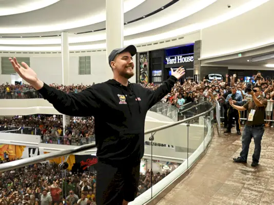 MrBeast pozuje z fanami podczas otwarcia pierwszej fizycznej restauracji MrBeast Burger w American Dream.