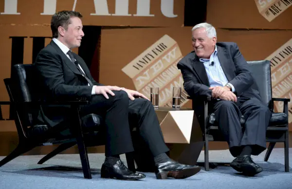 Elämäkerta kiusoittelee, kuinka Elon Musk tapasi Grimesin ja muita kertomattomia tarinoita