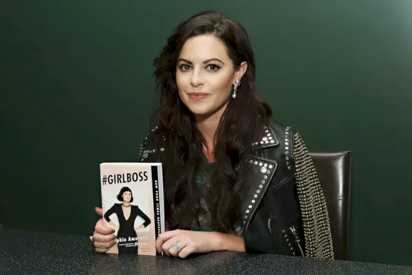 Pian sen jälkeen, kun Nasty Gal meni konkurssiin, Sophia Amoruso julkaisi muistelmansa Girlboss.