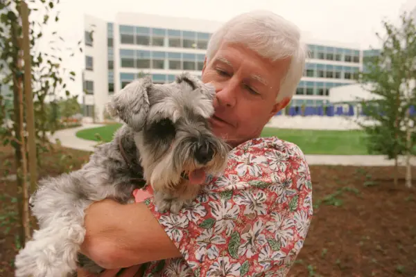 Miljardööri David Duffieldille jokainen päivä on kansainvälinen koiranpäivä