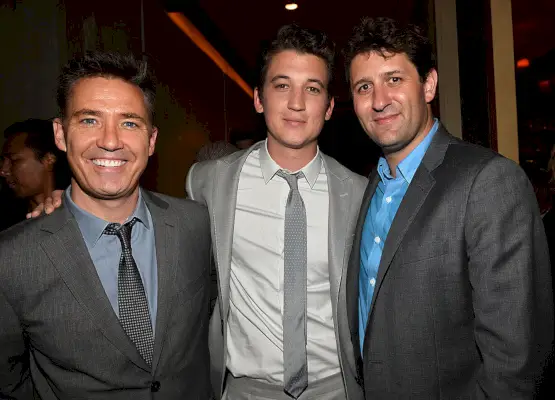 El productor Tom McNulty, l'actor Miles Teller i el cofundador d'A24 Films David Fenkel