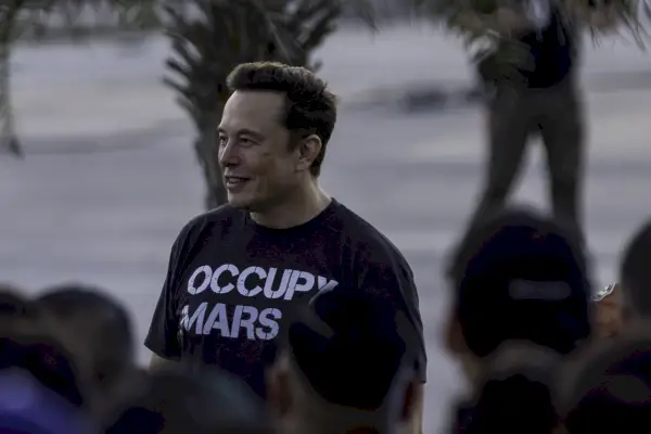 Harvinainen valokuva Elon Muskin 50 000 dollarin pienestä kodista, jonka on jakanut elämäkerran kirjoittaja